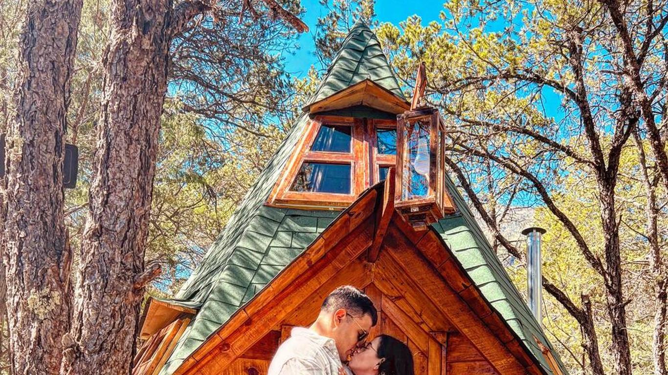 Pequeña cabaña mágica con chimenea interior